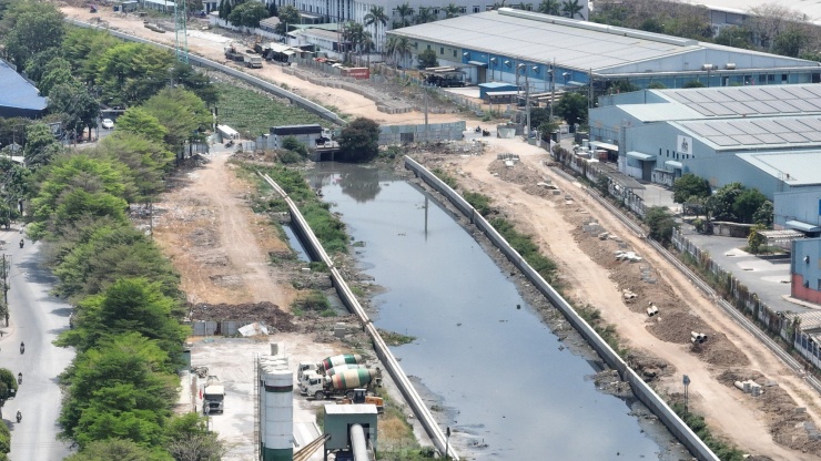 Trước đó, Ban Quản lý đầu tư xây dựng hạ tầng đô thị TPHCM (chủ đầu tư) đã có văn bản yêu cầu Tập đoàn Thuận An phản hồi khả năng tiếp tục hợp đồng 2 gói thầu xây lắp XL5 và XL6.