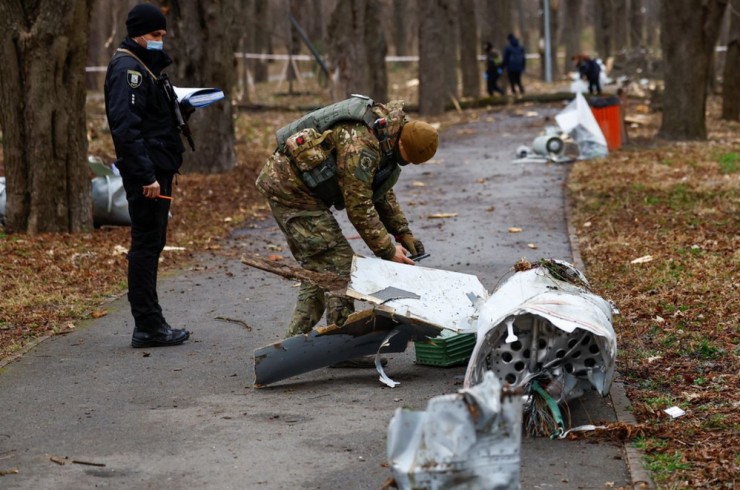 Mảnh vỡ từ tên lửa Nga do Ukraine đánh chặn ở thủ đô Kiev vào tháng trước. Ảnh: REUTERS