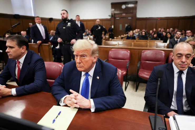 Cựu Tổng thống Mỹ Donald Trump ngồi trong phòng xét xử tại tòa ở Manhattan (TP New York) ngày 22-4. Ảnh: REUTERS