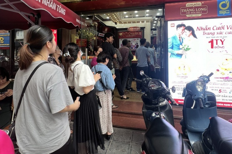 Người dân xếp hàng mua vàng tại phố Trần Nhân Tông (Hà Nội) ngày 23-4. Ảnh: NGỌC DIỆP