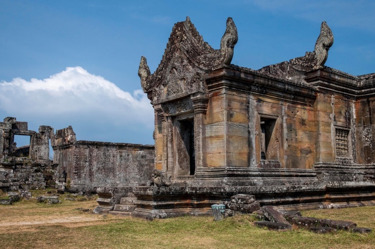 Được xây dựng bởi nhiều vị vua Khmer khác nhau trong thế kỷ 10 đến thế kỷ 12, Preah Vihear nổi bật bởi năm gian nhà được dựng dọc theo con bộ hành dài gần 1km