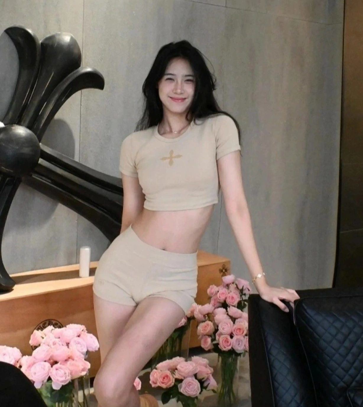 "Nữ thần bóng rổ" tộc Nội Mông cao 1,9m chăm mặc khoe tỷ lệ cơ thể đẹp - 4