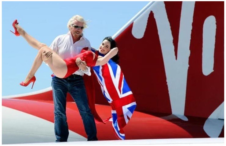 Richard Branson (73 tuổi) là một ông trùm kinh doanh và cũng nổi tiếng là thích chơi ngông.
