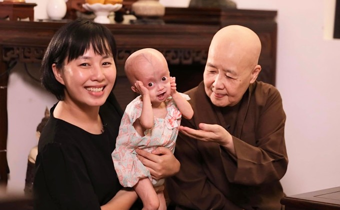 Chị Mai chia sẻ câu chuyện của hai mẹ con với sư cô Tuệ Vân, trong chương trình Uống trà đi, tháng 1/2023, lúc này bé Gạo 17 tháng, nặng 5 kg. Ảnh: Nhân vật cung cấp