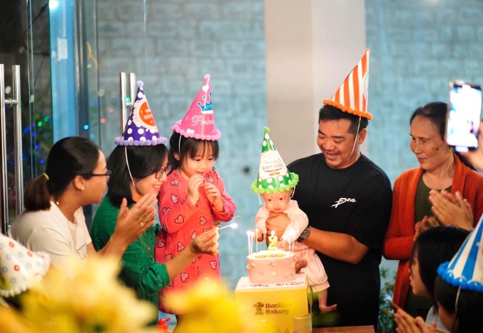 Cả nhà hát chúc mừng sinh nhật 2 tuổi của bé Gạo - An Khuê, tháng 7/2023. Ảnh: Gia đình cung cấp