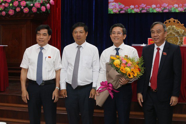 Ông Trần Nam Hưng (thứ 3, từ trái qua) được bầu giữ chức vụ Phó Chủ tịch UBND tỉnh Quảng Nam.