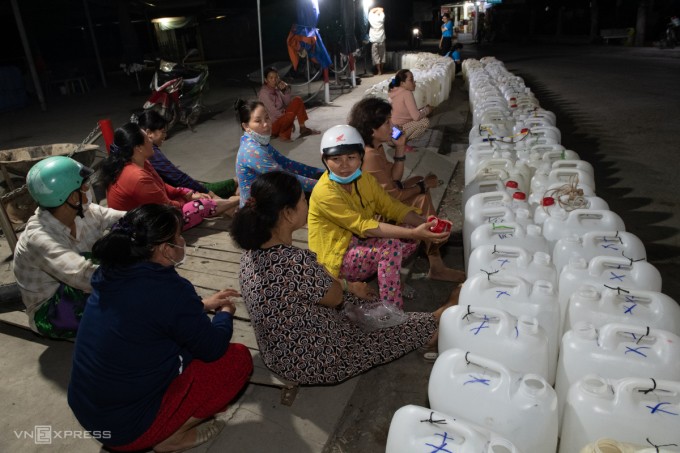 Người dân xã Tân Phước, huyện Gò Công Đông, Tiền Giang, thức suốt suốt đêm chờ lấy nước từ thiện trong mùa khô hạn kéo dài, tháng 4/2024. Ảnh: Thanh Tùng