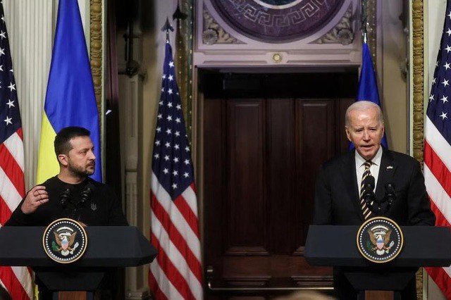 Tổng thống Ukraine Volodymyr Zelensky (phải) và Tổng thống Mỹ Joe Biden tại Nhà Trắng vào tháng 12-2023. Ảnh: Reuters