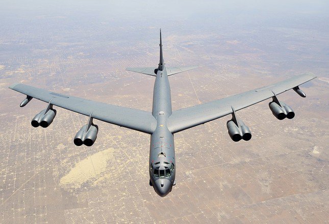 Một chiếc B-52H từ Căn cứ Không quân Barksdale (Mỹ) bay trên sa mạc. Ảnh: Wikipedia.