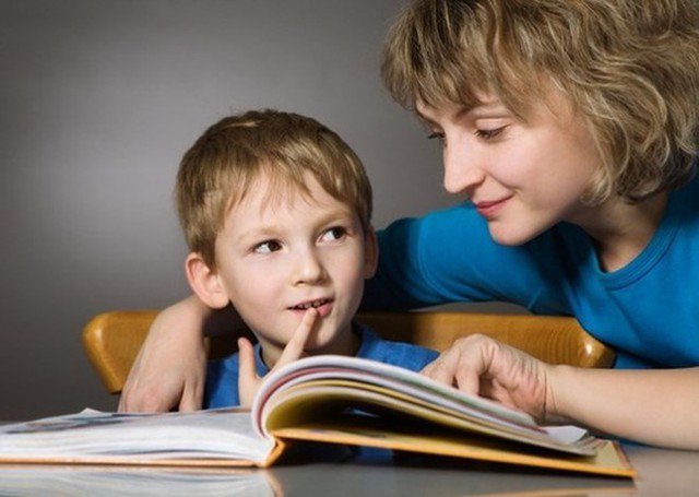 Khi đọc sách cho con cũng là khoảng thời gian giúp cha mẹ gần gũi, gắn kết sợi dây tình cảm với con hơn. Ảnh minh họa