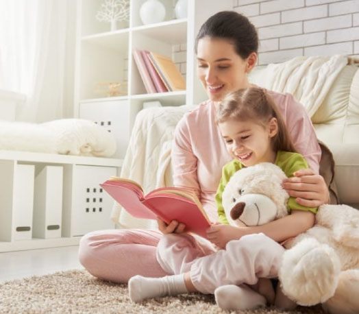 Đọc cho trẻ nghe là cách tốt để giúp trẻ hứng thú với sách bởi trẻ cảm thấy an toàn khi được bố mẹ đọc sách cho nghe. Ảnh minh họa