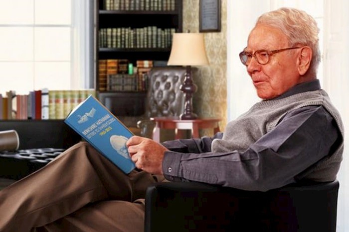 Buffet là một người ham đọc và đã đọc nhiều cuốn sách, trong đó có cuốn sách yêu thích của ông "The Intelligent Investor"