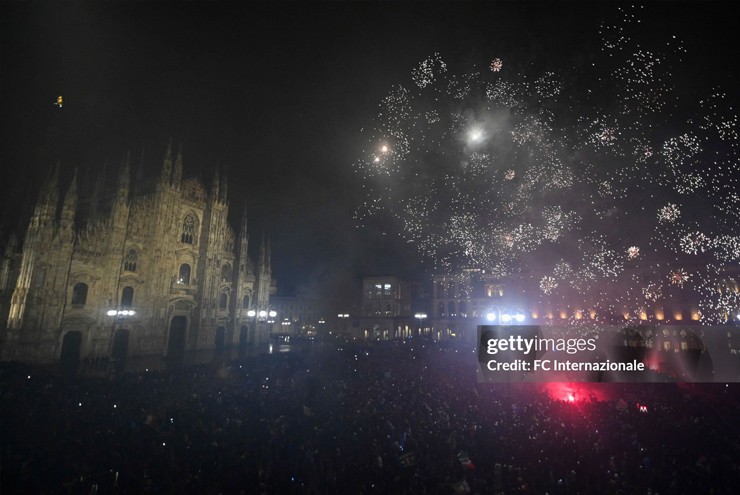 Pháo hoa, pháo sáng đã xuất hiện ở thành phố Milan để chào mừng nhà vua mới của Serie A.