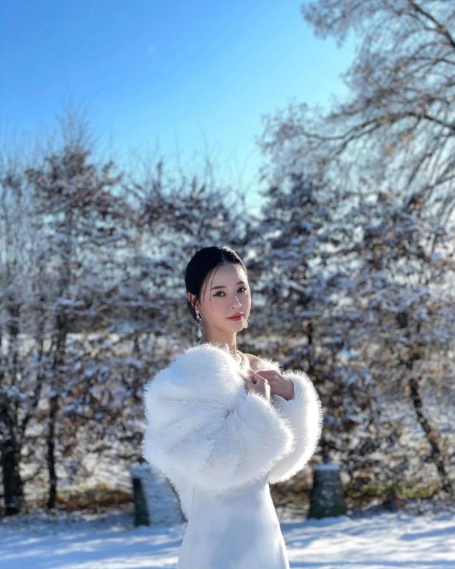 Trước đó Midu đăng ảnh trong một ngày tuyết rơi trắng xóa ở Paris. Nhiều người phỏng đoán đây là thời điểm cô chụp ảnh cưới.