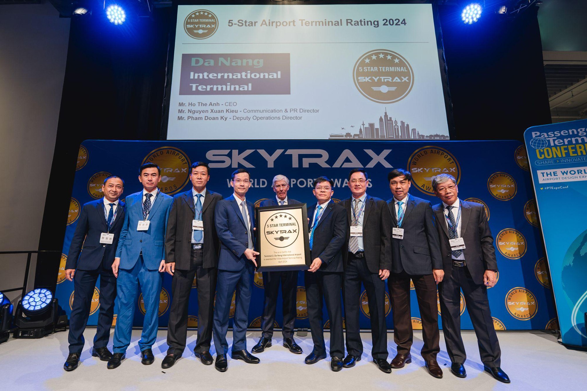 Nhà ga quốc tế Đà Nẵng được trao chứng chỉ xếp hạng 5 sao Skytrax tại Đức. Ảnh: AHT