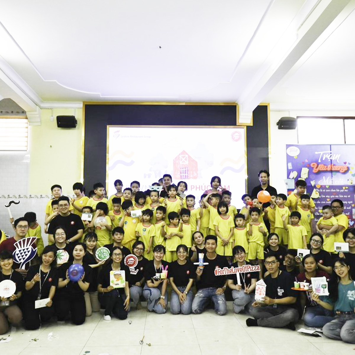 Tập thể nhân viên viên Pizza Hut Việt Nam đã đến với Mái Ấm Tình Thương Phúc Lâm (tỉnh Đồng Nai) để trao tặng những phần quà gồm nhu yếu phẩm, dụng cụ sinh hoạt, trang thiết bị học tập,…  vào ngày 27/07/2023