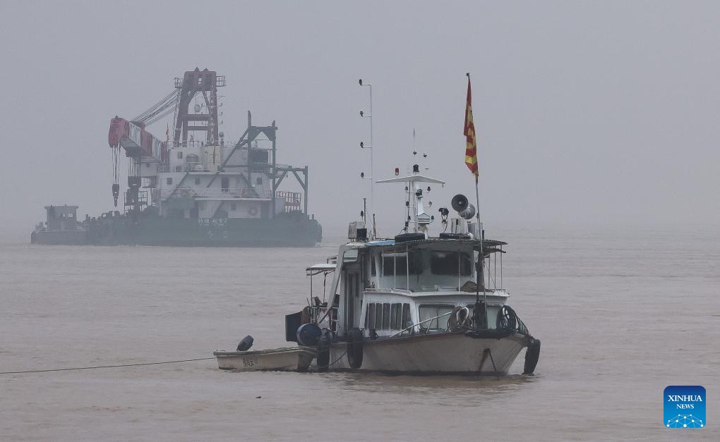 Tàu cứu hộ, tìm kiếm người mất tích sau vụ tàu chở thép đâm vào trụ cầu Cửu Giang (ảnh: Xinhua)