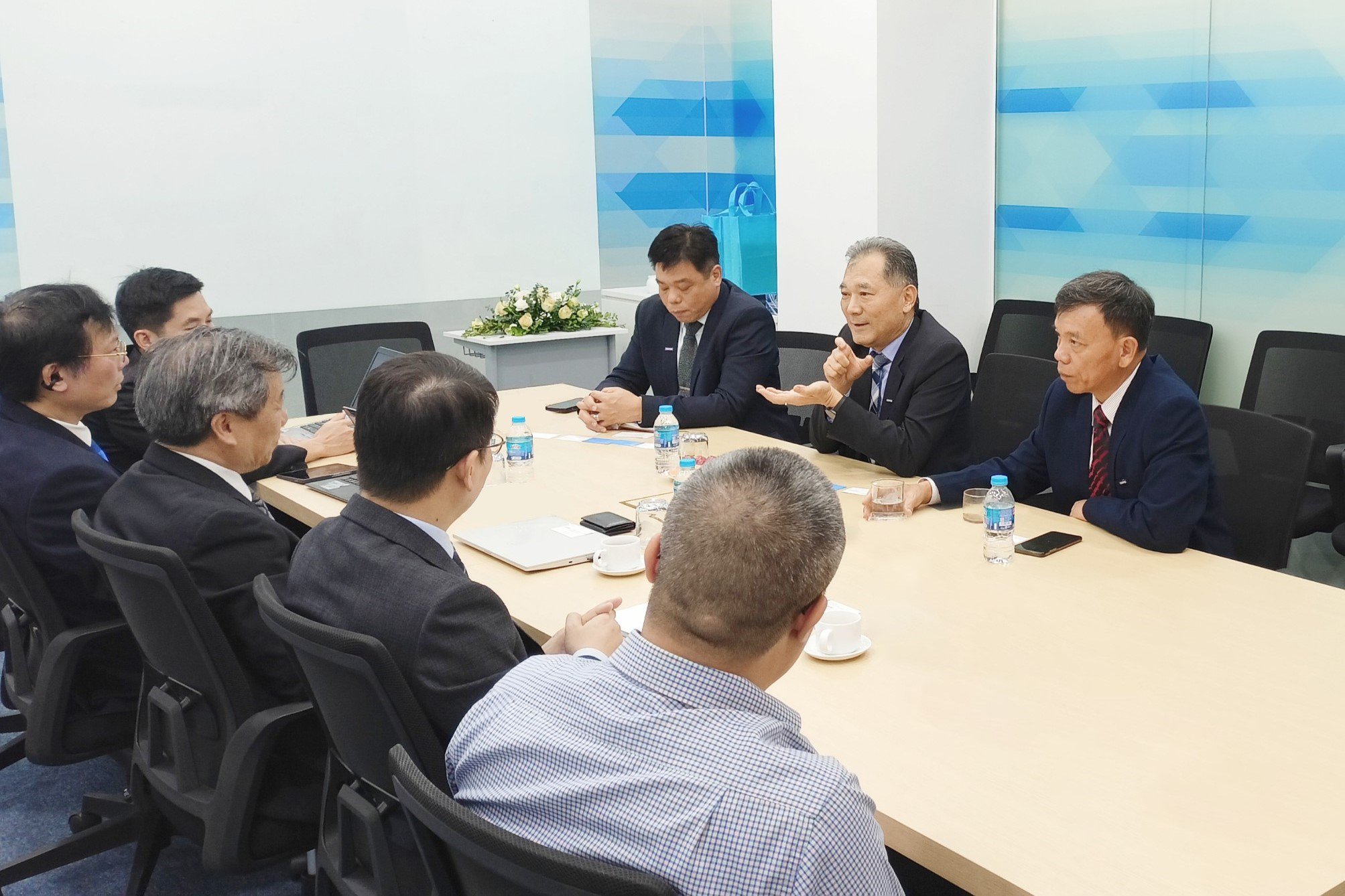 TS. Robert Li – Phó Chủ tịch Synopsys khu vực Đài Loan và Đông Á (ở giữa) trong buổi làm việc với trường Đại học CMC