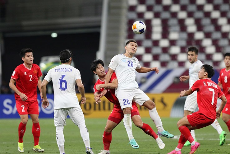 U23 Việt Nam (áo đỏ) gặp nhiều khó khăn trước U23 Uzbekistan