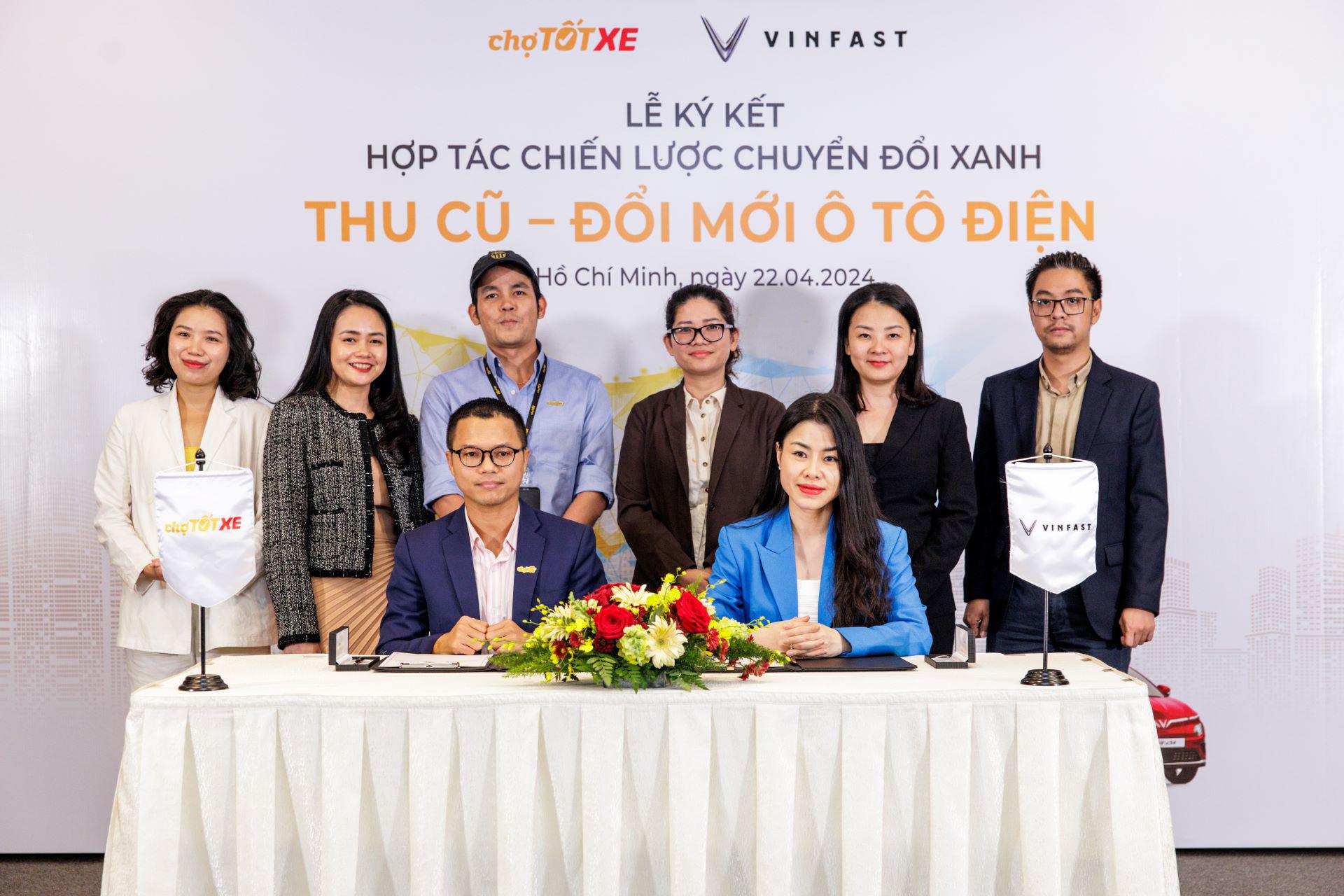Bà Dương Thị Thu Trang - Tổng giám đốc VinFast Thị trường Việt Nam và ông Nguyễn Trọng Tấn - Tổng giám đốc Chợ Tốt, cùng đại diện hai công ty tại lễ ký kết&nbsp;hợp tác.