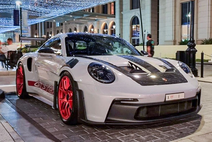 Độc lạ biển số đắt gấp 19 lần xe thể thao Porsche tiền tỷ - 1