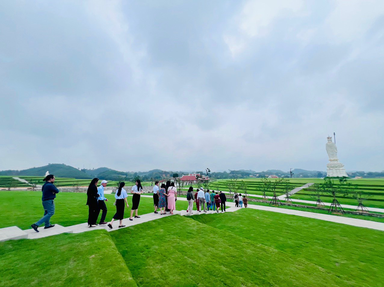 Khách hàng tham quan và chọn lô đất tại dự án Công viên Nghĩa trang Thiên Đường  Tuyên Quang