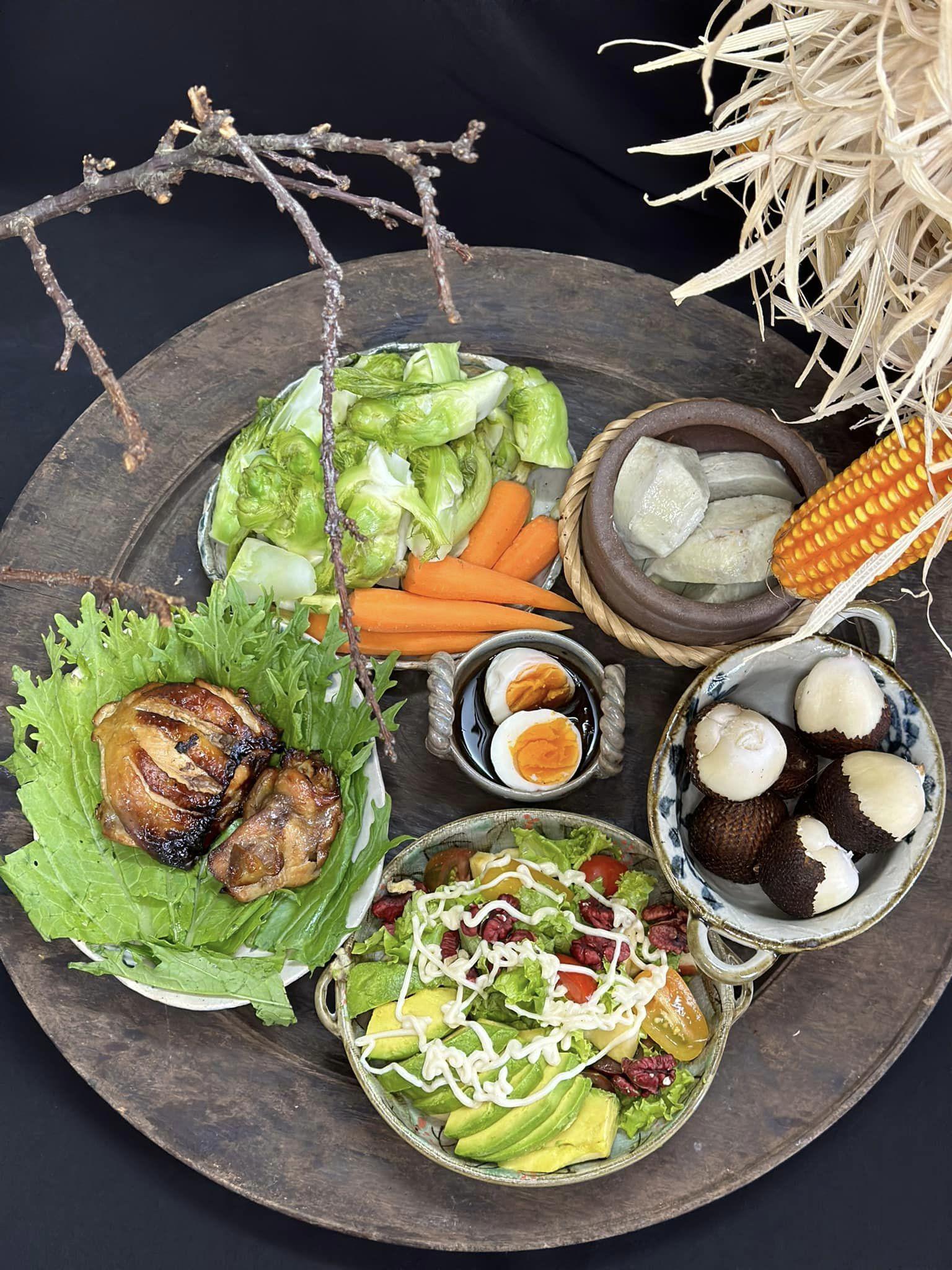 Má đùi gà nướng mật ong + Salad rau củ quả + Mầm đá ,cà rốt hấp + Quả mây tráng miệng + Khoai hấp