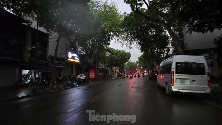 Theo Trung tâm Dự báo Khí tượng Thủy văn Trung ương, ngày và đêm nay (24/4), Hà Nội có mưa vừa và dông. Trong mưa dông có khả năng xảy ra lốc, sét, mưa đá và gió giật mạnh.