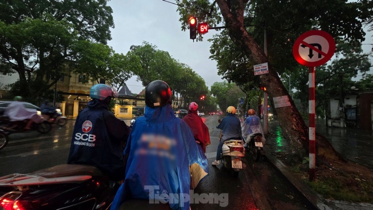 Bầu trời Hà Nội tối sầm sau mưa giông, giao thông hỗn loạn - 4