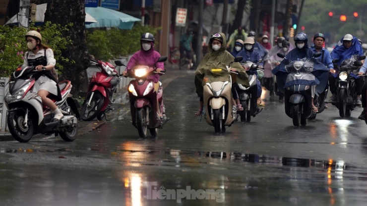 Giao thông ở một số tuyến đường như Nguyễn Lương Bằng, Tây Sơn, Thái Hà... ùn ứ thời điểm khoảng 7h30 sáng nay.