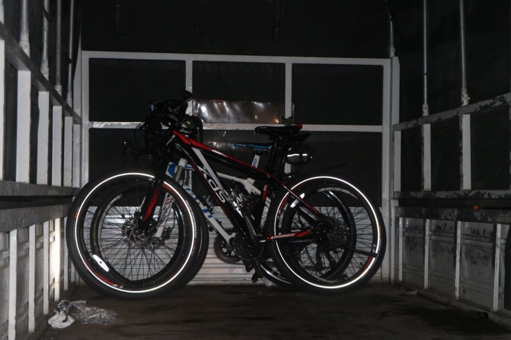 Nhiều xe đạp được CSGT đưa lên xe để tạm giữ