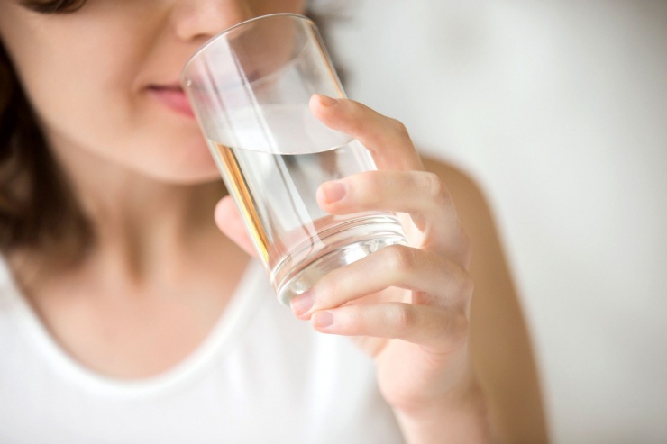 Uống nhiều nước có thể cải thiện được tình trạng hôi miệng.