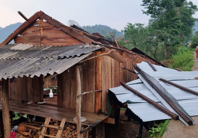 Một ngôi nhà ở xã Bắc Lý bị tốc mái do lốc xoáy. Ảnh: Hùng Lê