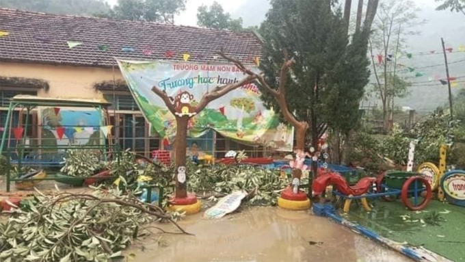 Cây cối trong khuôn viên trường Mầm non ở xã Bắc Lý bị đổ sau giông lốc. Ảnh: Hùng Lê
