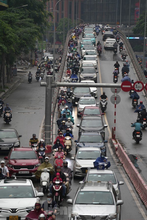Giao thông cầu vượt Chữ C Phạm Ngọc Thạch - Chùa Bộc với hàng xe ô tô nối dài.