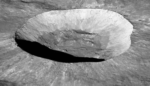 Hố va chạm Giordano Bruno ở phía tối của Mặt Trăng, tức bán cầu không quay về hướng Trái Đất - Ảnh: NASA