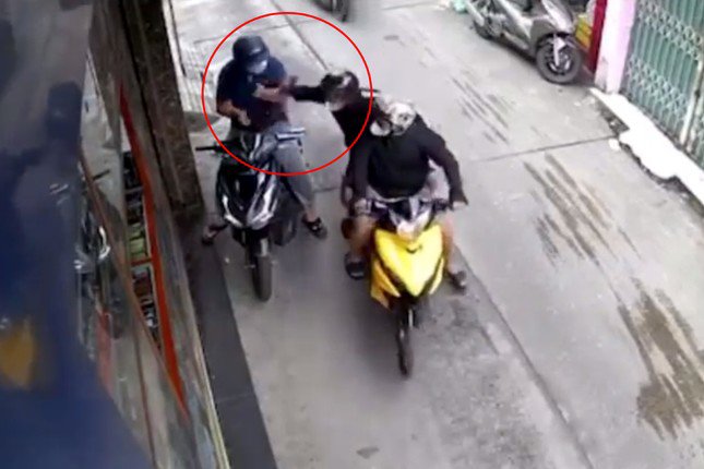 Một người dân bị kẻ gian cướp giật điện thoại trên đường ở quận Bình Tân. Ảnh cắt từ clip.