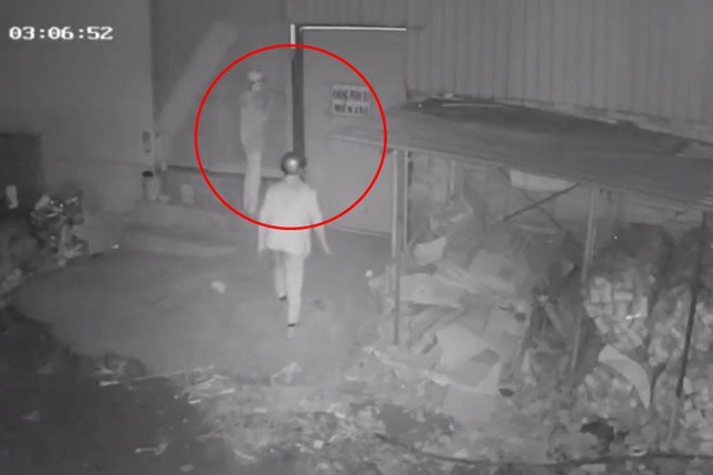 Camera ghi cảnh 2 thanh niên đột nhập nhà dân ở huyện Bình Chánh để trộm cắp vào rạng sáng 23/4. Ảnh cắt từ clip.