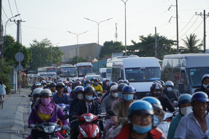 Người dân đổ về TP HCM sau Tết 2024 khiến quốc lộ 1 ùn tắc. Ảnh: Thành Nguyễn