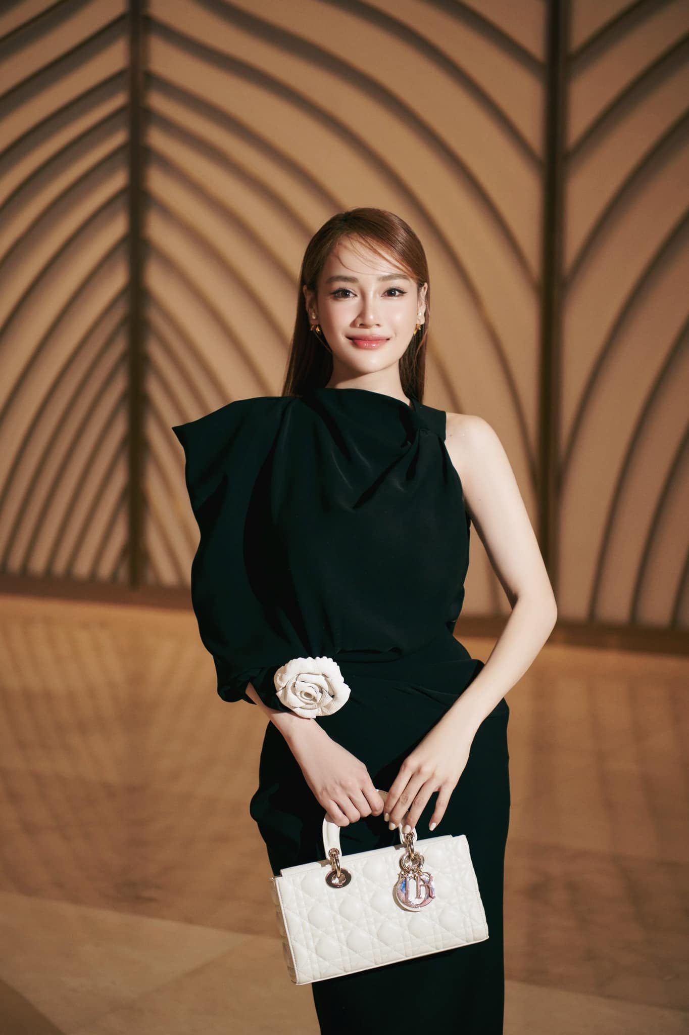 Mới đây khi dự đám cưới siêu mẫu Minh Tú, Nhã Phương gây chú ý khi diện chiếc túi Medium Lady D-Joy Bag màu trắng với họa tiết quả trám đặc trưng của nhà mốt Pháp, có giá khoảng 145 triệu đồng.