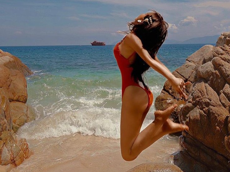 Mina Phạm - vợ đại gia Minh Nhựa gây ấn tượng với mẫu đồ bơi xẻ hông cao.