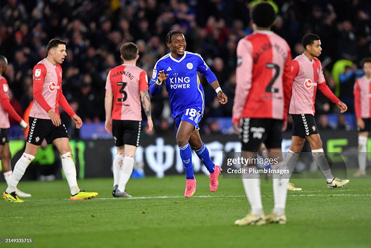 Leicester (áo xanh) tiến sát vé thăng hạng