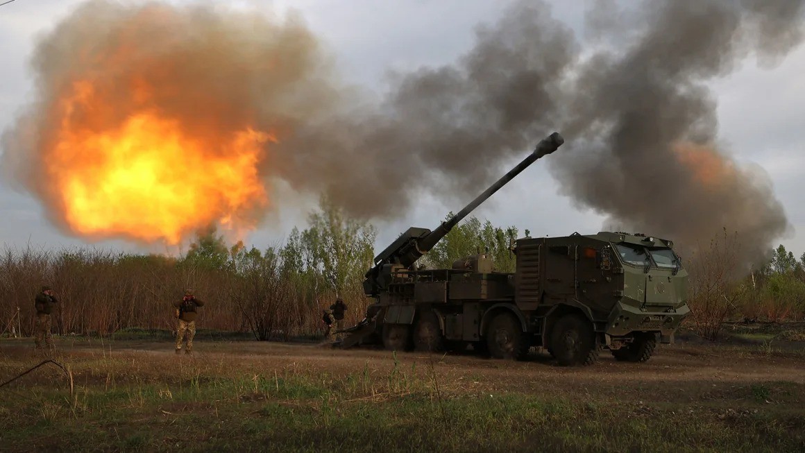 Binh sĩ Ukraine bắn pháo cỡ nòng 155mm về phía quân Nga ở vùng Kharkiv ngày 21/4/2024. Ảnh: AFP