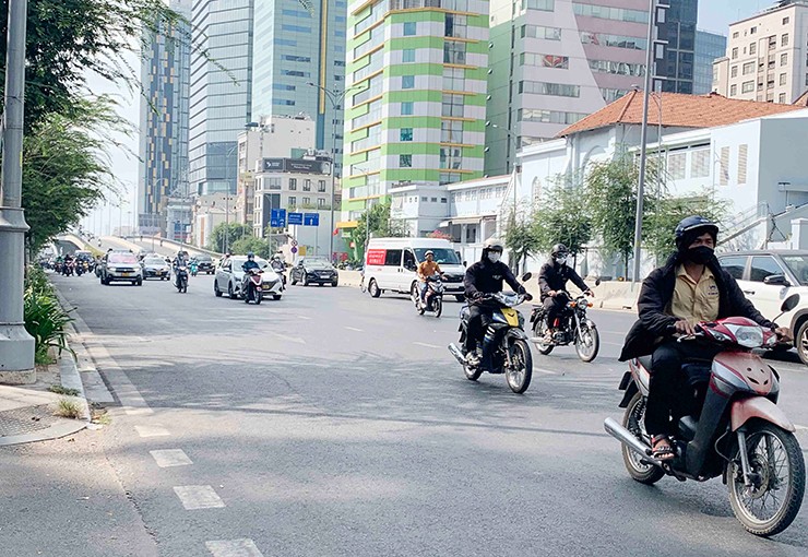 “Con đường màu xanh” ngày nào giờ chỉ còn là dĩ vãng. Thay vào đó là những công trình với những khối bê tông khô khốc tạo cảm giác bức bối, ngột ngạt.