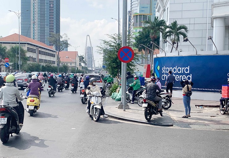 Sau 6 năm hàng cây xanh trên đường Tôn Đức Thắng (quận 1) được đốn hạ, di dời để thi công Metro 1 và cầu Ba Son (tên cũ cầu&nbsp;Thủ Thiêm 2), hiện tại con đường trở nên trơ trọi vì thiếu mảng xanh.