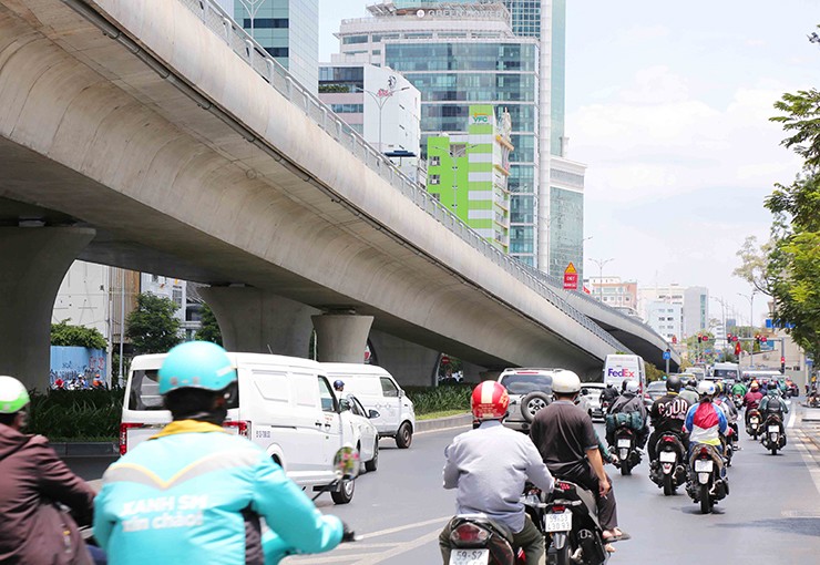 Nhiều người vui mừng vì có thêm cây cầu sẽ giảm được phần nào tình trạng kẹt xe, nối liền giao thông giữa quận trung tâm và khu đô thị mới Thủ Thiêm nhưng cũng không ít người cảm thấy tiếc nuối vì mất đi hàng cây cổ thụ.