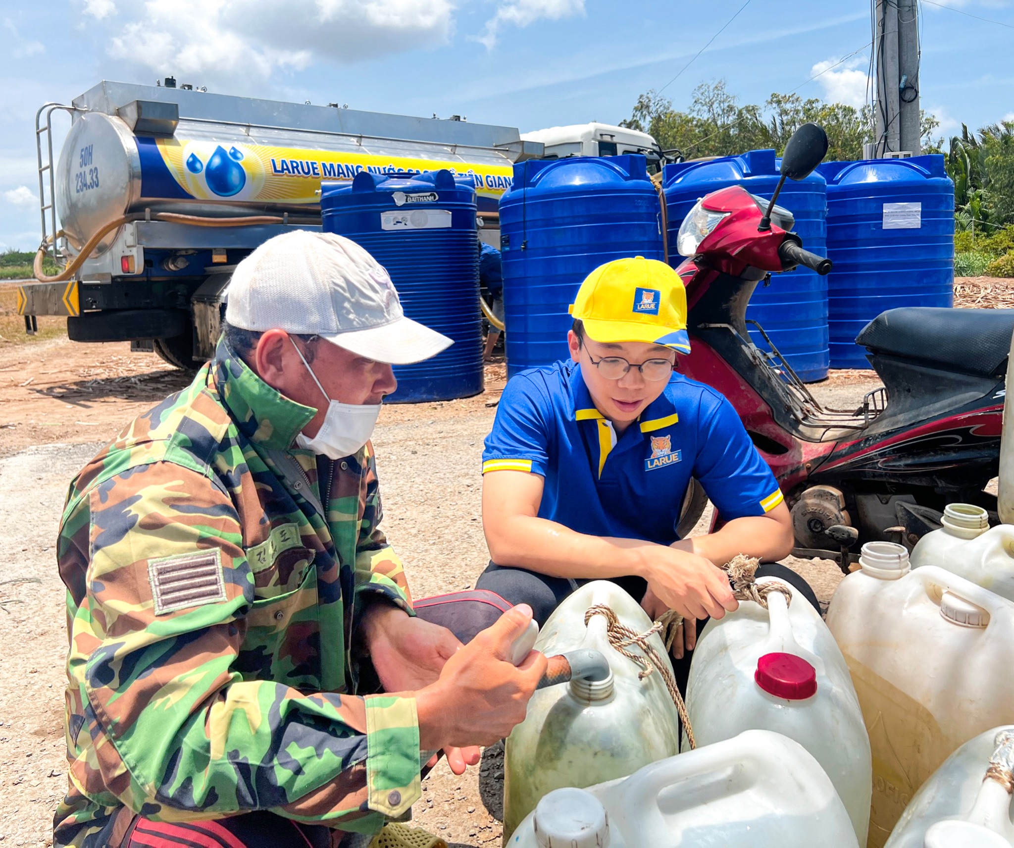 Nhân viên Larue&nbsp;chia sẻ những khó khăn thiếu nước cùng người dân Tiền Giang