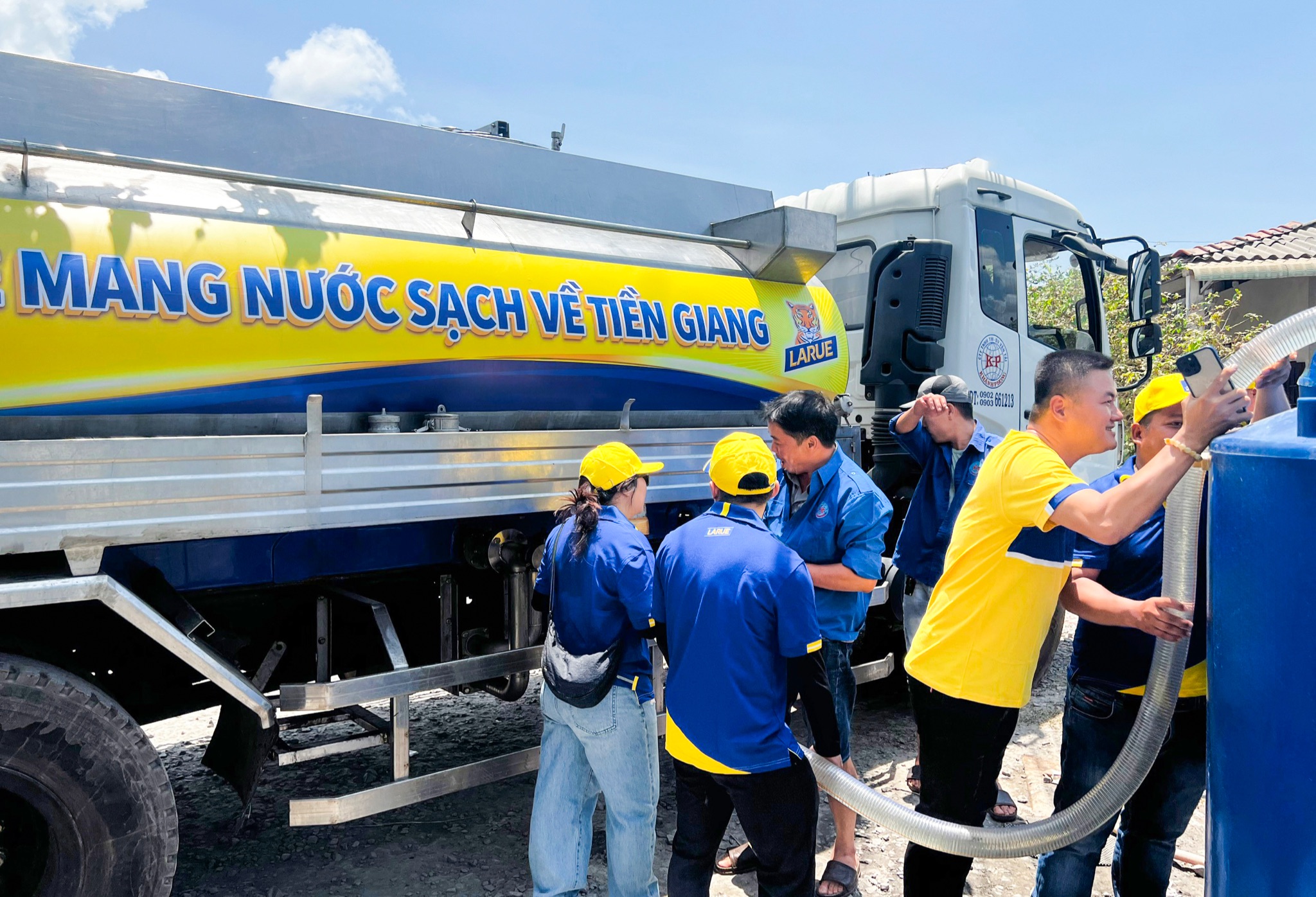 Các xe bồn chở nước của Larue đã có mặt tại Tiền Giang từ 17/04/2024