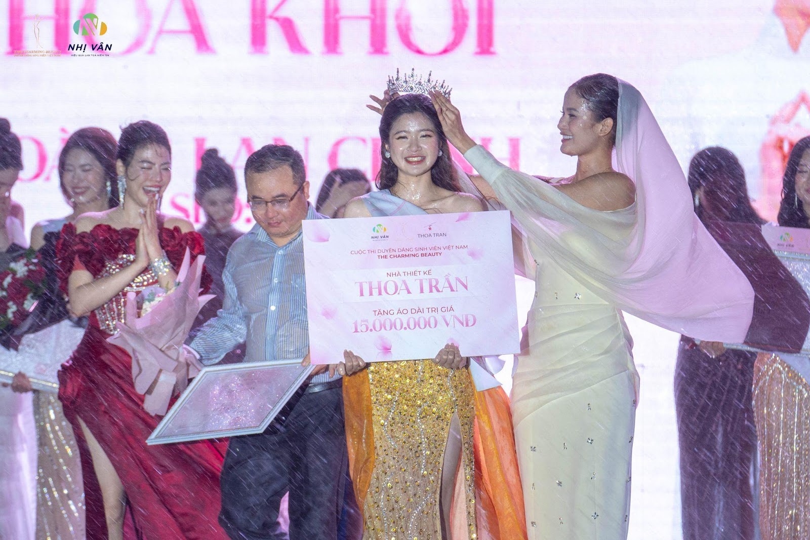 Á hậu 1 Miss Universe Hương Ly trao vương miện cho Tân Hoa khôi Hoàng Lan Chinh
