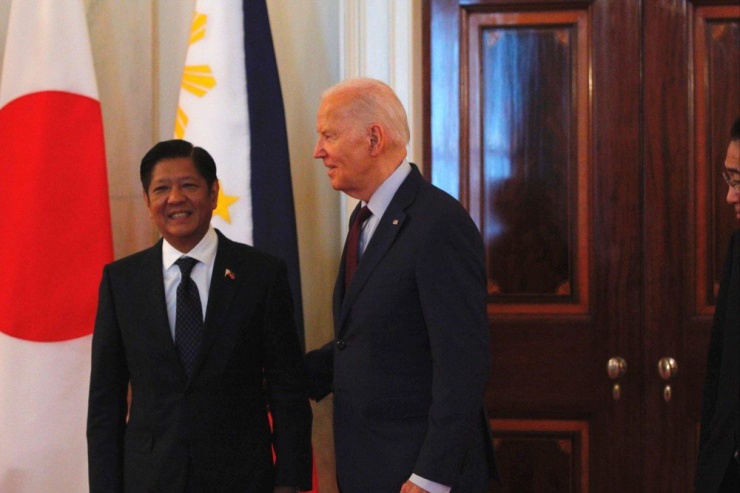 Tổng thống Mỹ Joe Biden (phải) và Tổng thống Philippines Ferdinand Marcos Jr. tại Nhà Trắng (Mỹ) hôm 11-4. Ảnh: INQUIRER